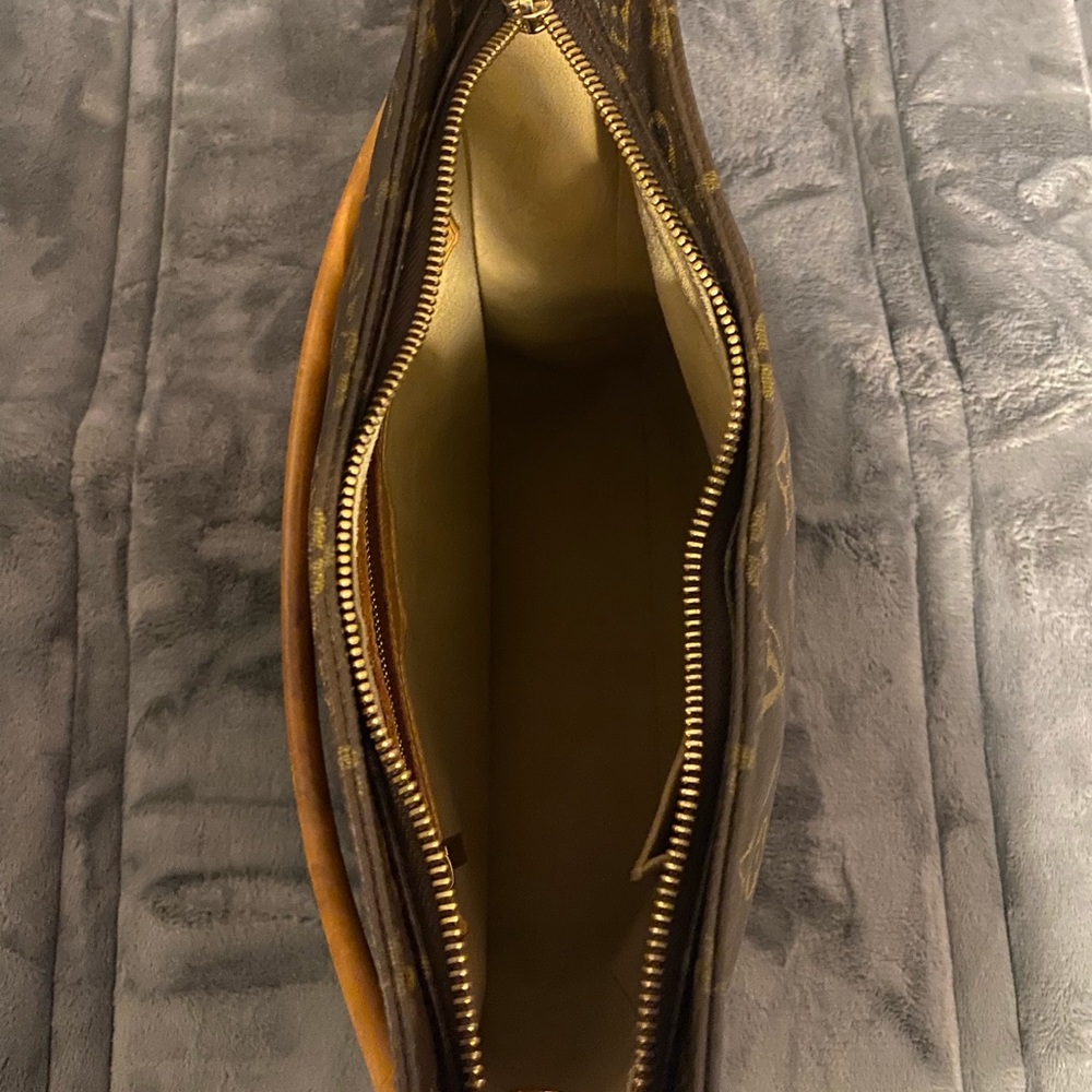 Authentic Louis Vuitton purse. Very gently used. Comes with dust cover - Picture 9 of 10